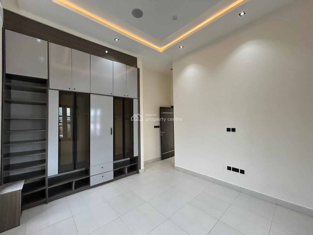 3 Bedrooms Ensuite Plus Bq, Acs, Double Door Fridge and Solar Power, Off Periwinkle Estate Road, Lekki Phase 1, Lekki, Lagos, Flat / Apartment for Rent