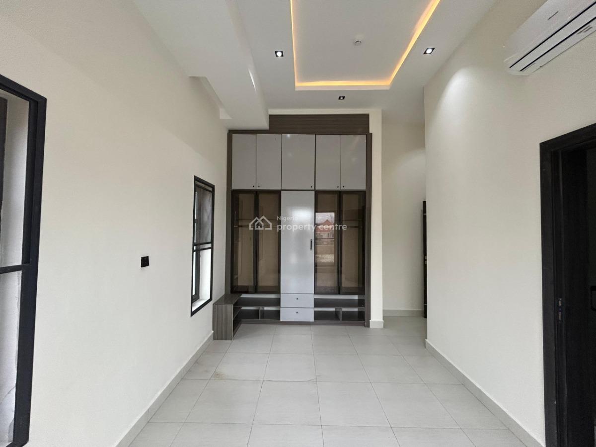 3 Bedrooms Ensuite Plus Bq, Acs, Double Door Fridge and Solar Power, Off Periwinkle Estate Road, Lekki Phase 1, Lekki, Lagos, Flat / Apartment for Rent