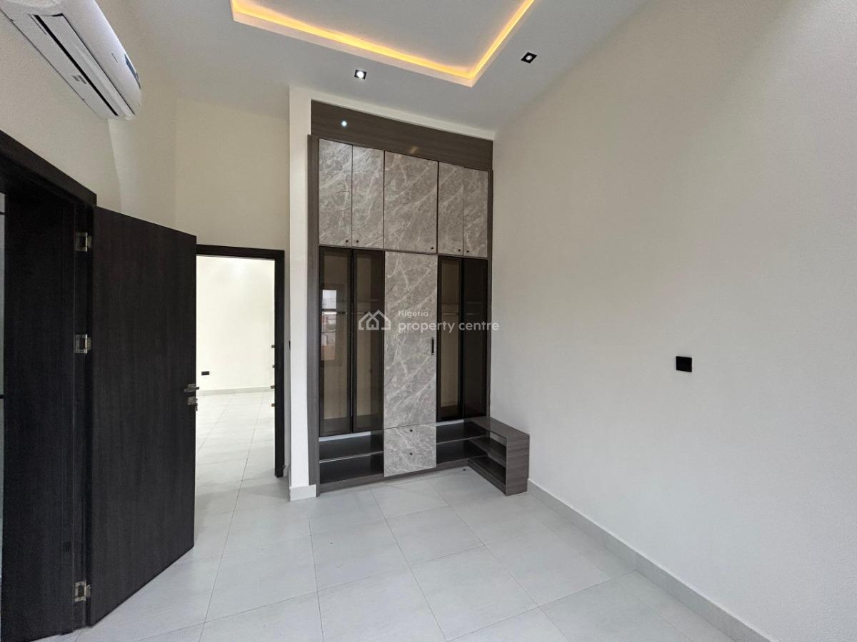 3 Bedrooms Ensuite Plus Bq, Acs, Double Door Fridge and Solar Power, Off Periwinkle Estate Road, Lekki Phase 1, Lekki, Lagos, Flat / Apartment for Rent