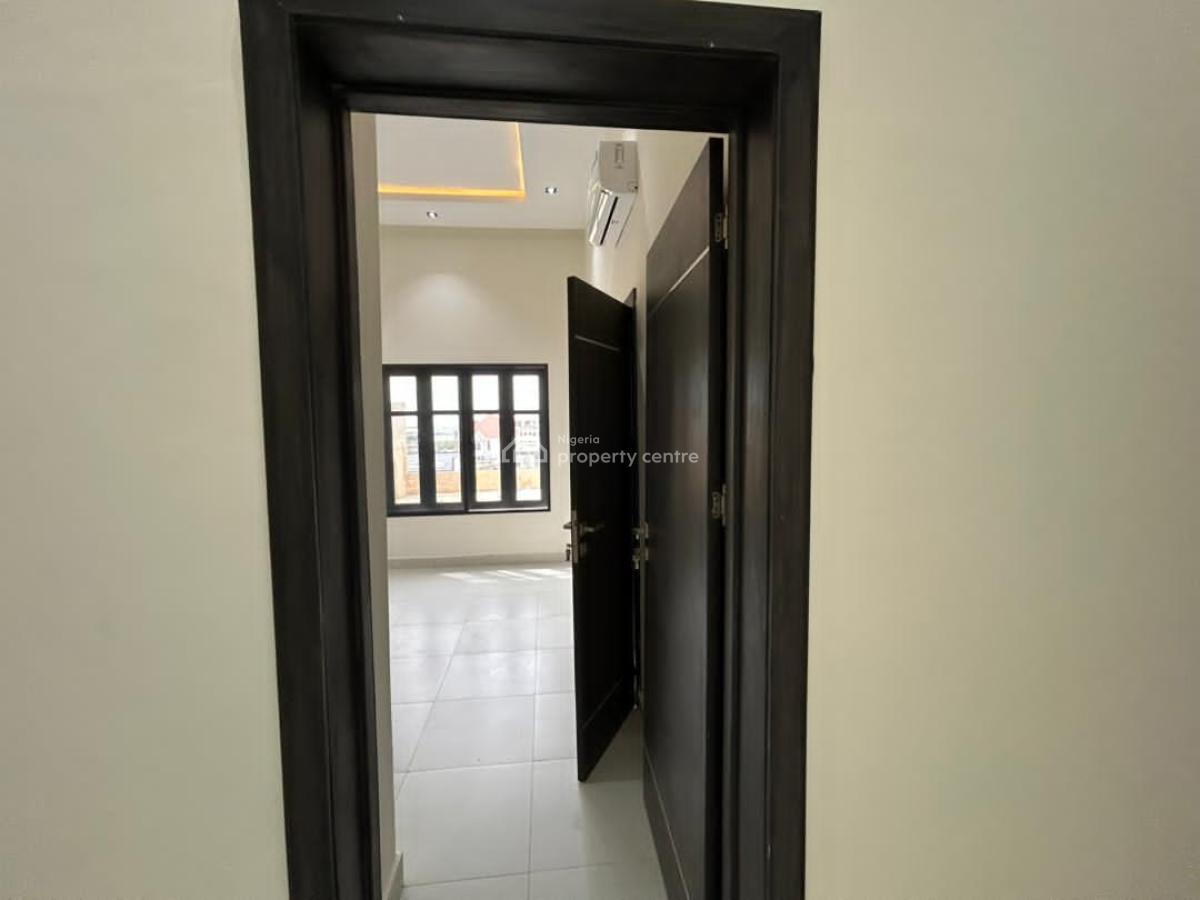 3 Bedrooms Ensuite Plus Bq, Acs, Double Door Fridge and Solar Power, Off Periwinkle Estate Road, Lekki Phase 1, Lekki, Lagos, Flat / Apartment for Rent