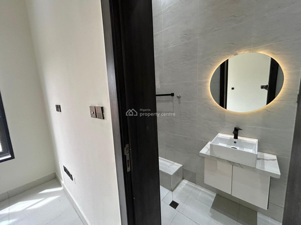 3 Bedrooms Ensuite Plus Bq, Acs, Double Door Fridge and Solar Power, Off Periwinkle Estate Road, Lekki Phase 1, Lekki, Lagos, Flat / Apartment for Rent