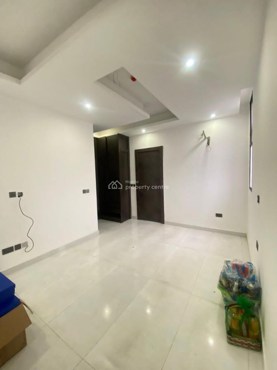 Lovely 2 Bedroom Apartment with Gym in a Secure Estate, Lekki Phase 1, Lekki, Lagos, Flat / Apartment for Sale