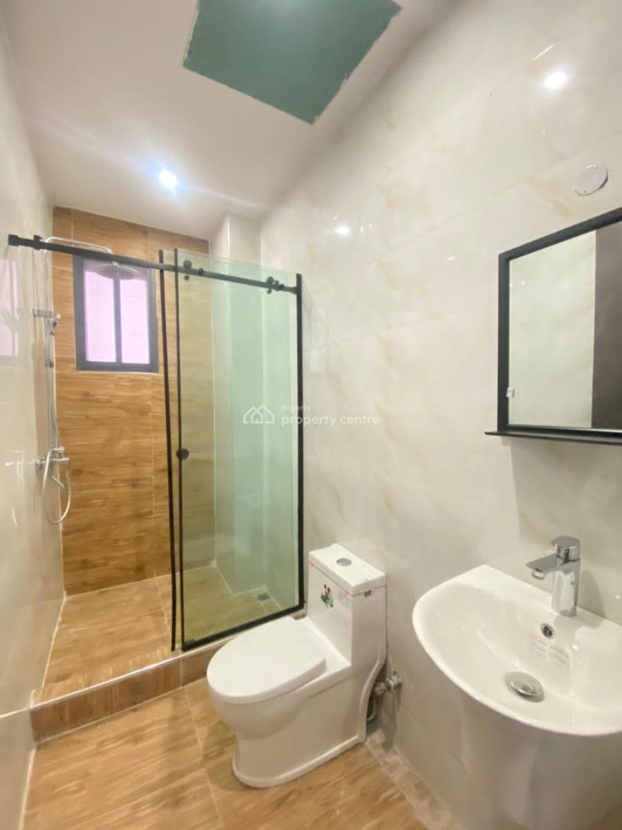 Lovely 2 Bedroom Apartment with Gym in a Secure Estate, Lekki Phase 1, Lekki, Lagos, Flat / Apartment for Sale