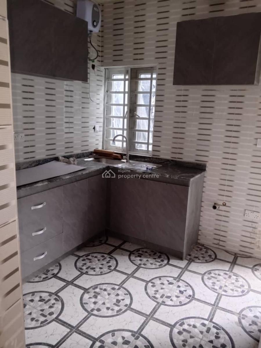 Lovely 2 Bed Room Flat, Adekule Yaba, Yaba, Lagos, Flat / Apartment for Rent