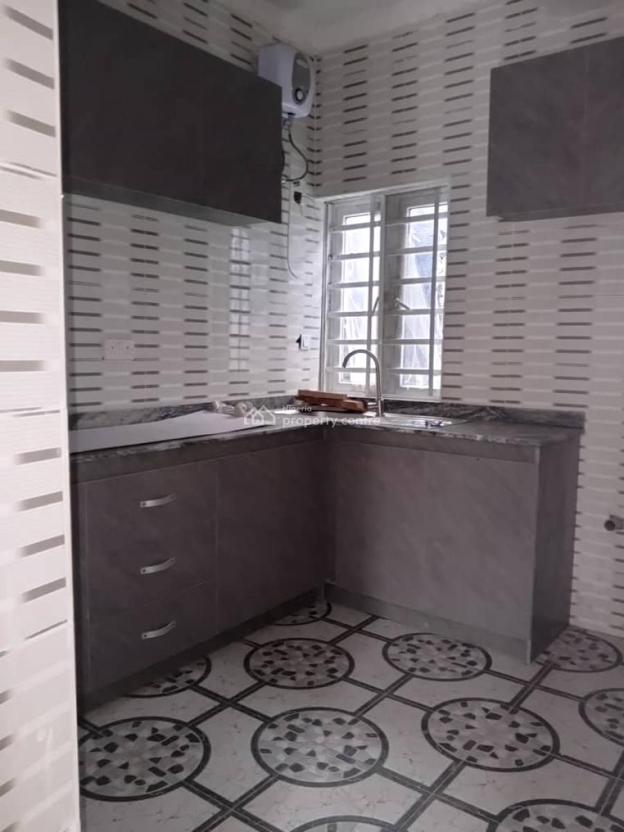 Lovely 2 Bed Room Flat, Adekule Yaba, Yaba, Lagos, Flat / Apartment for Rent