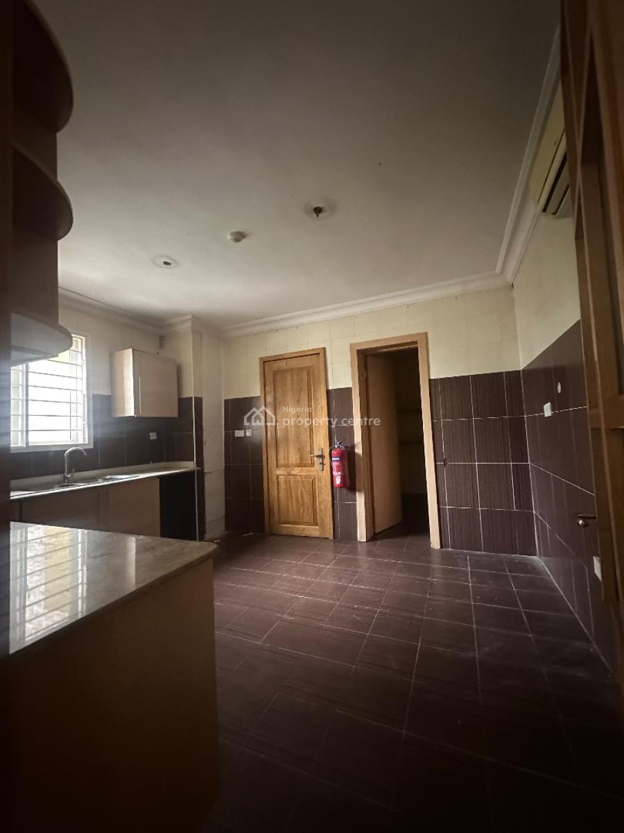 Specious 3bedrooms Apartment with Bq and Swimming Pool, Lekki Phase 1, Lekki, Lagos, Flat / Apartment for Rent
