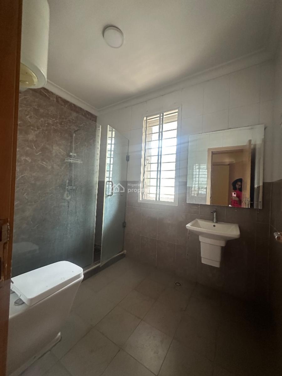 Specious 3bedrooms Apartment with Bq and Swimming Pool, Lekki Phase 1, Lekki, Lagos, Flat / Apartment for Rent
