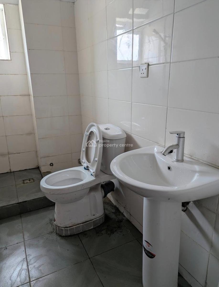 Spacious 2 Bedroom Apartment, Mobil Road, Ilaje, Ajah, Lagos, Flat / Apartment for Rent