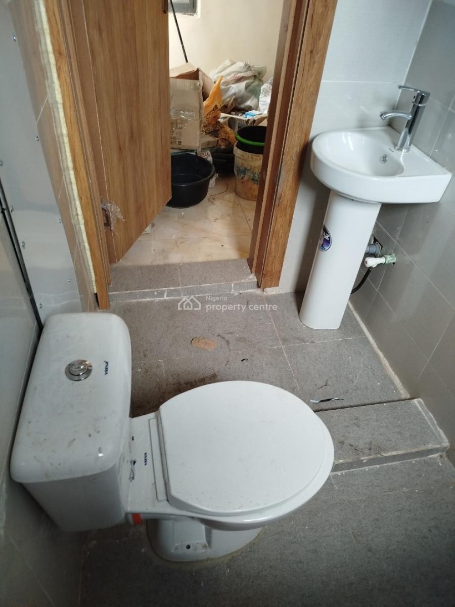 Spaciously Built 3 Bedroom Apartment with Bq, Alagomeji, Yaba, Lagos, Block of Flats for Sale