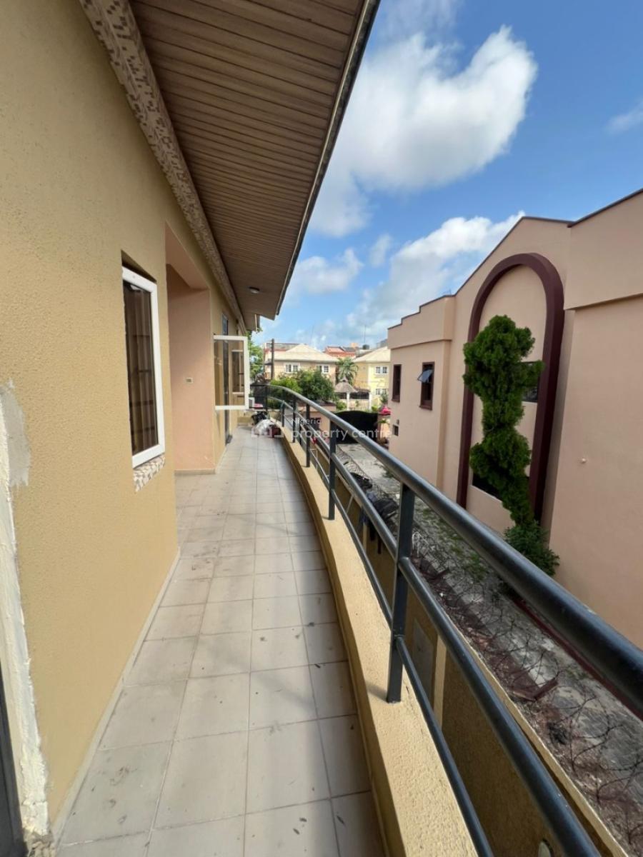 Newly Renovated 4-bedroom Penthouse with Bq, Lekki Phase 1, Lekki, Lagos, Flat / Apartment for Rent