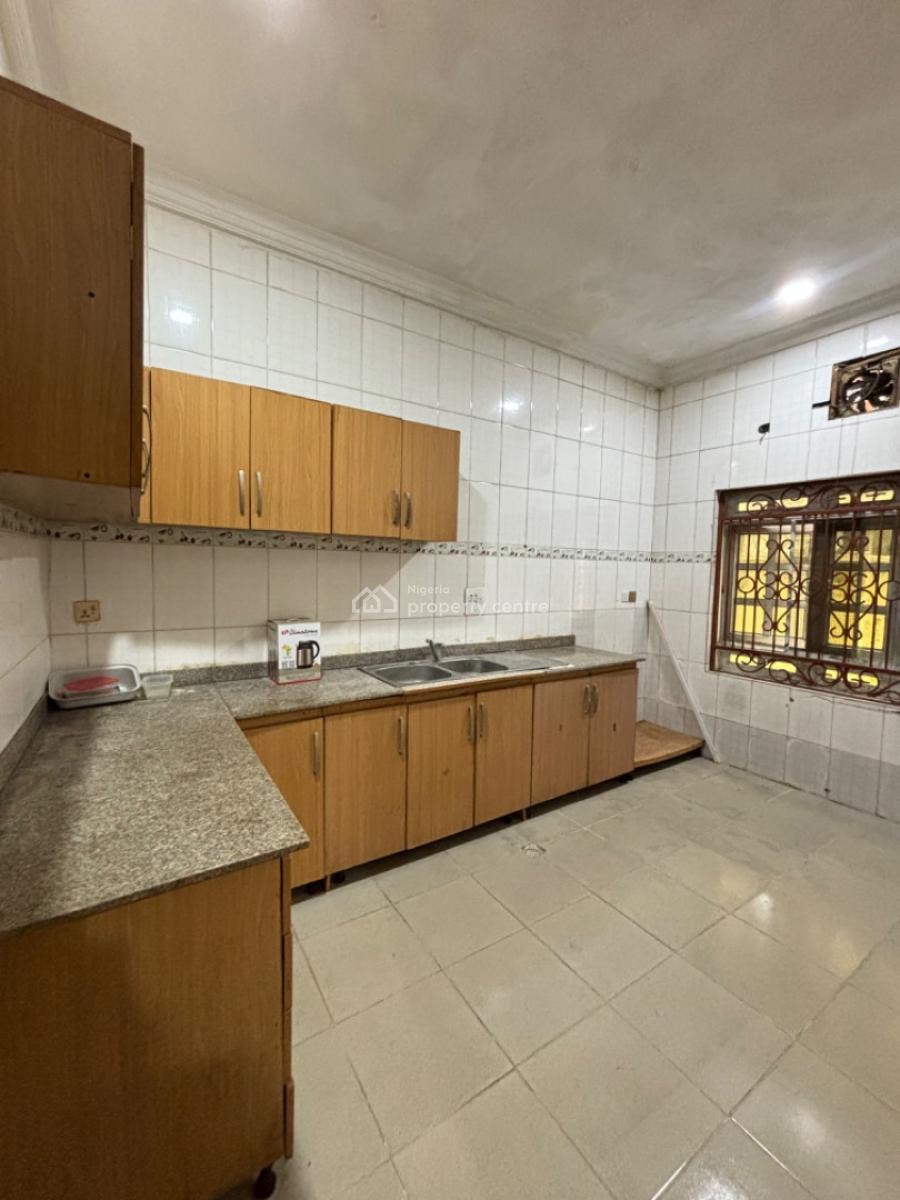 Spacious 4 Bedrooms Flat on The Ground Floor, Lekki Phase 1, Lekki, Lagos, Flat / Apartment for Rent