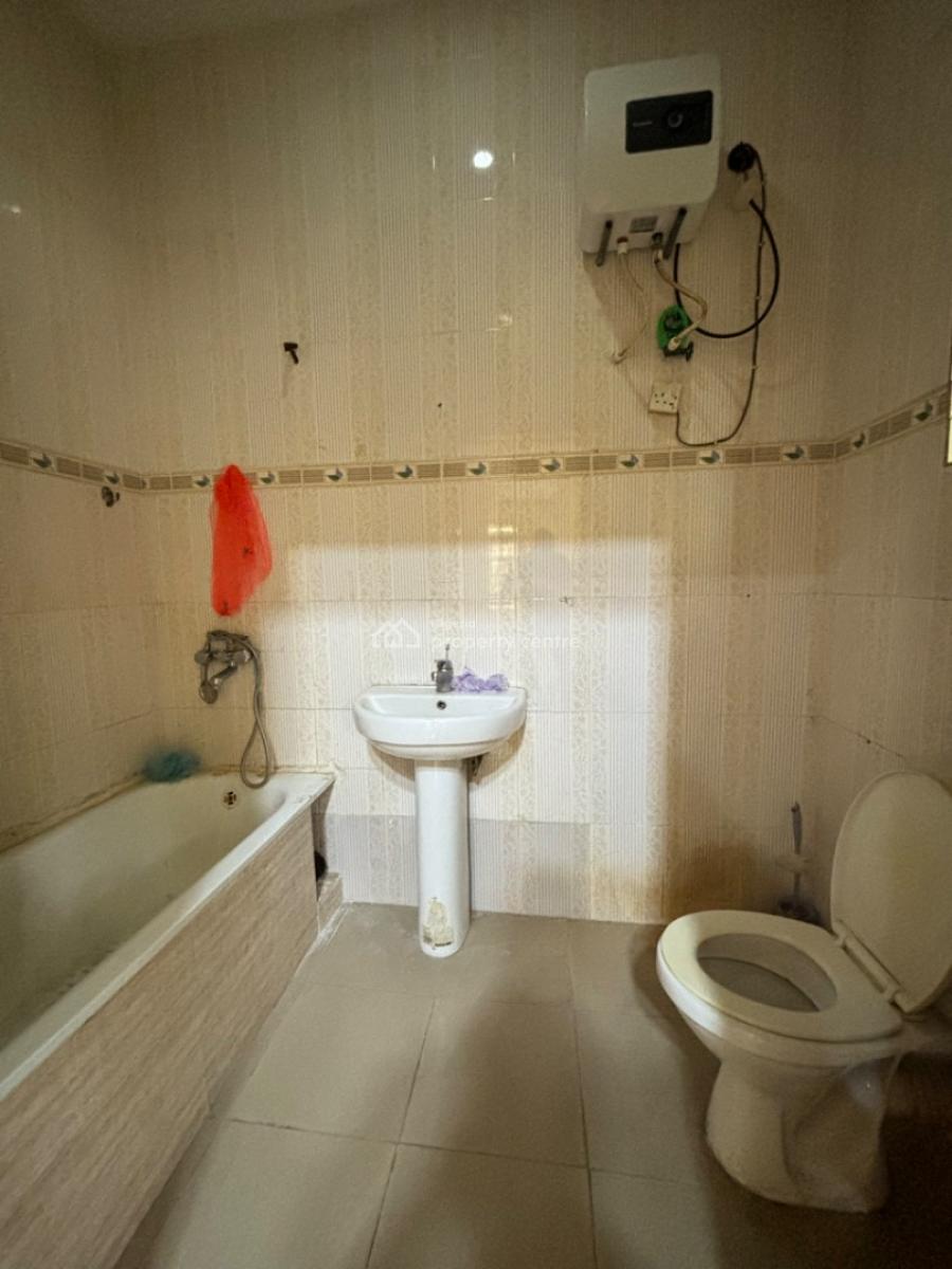 Spacious 4 Bedrooms Flat on The Ground Floor, Lekki Phase 1, Lekki, Lagos, Flat / Apartment for Rent