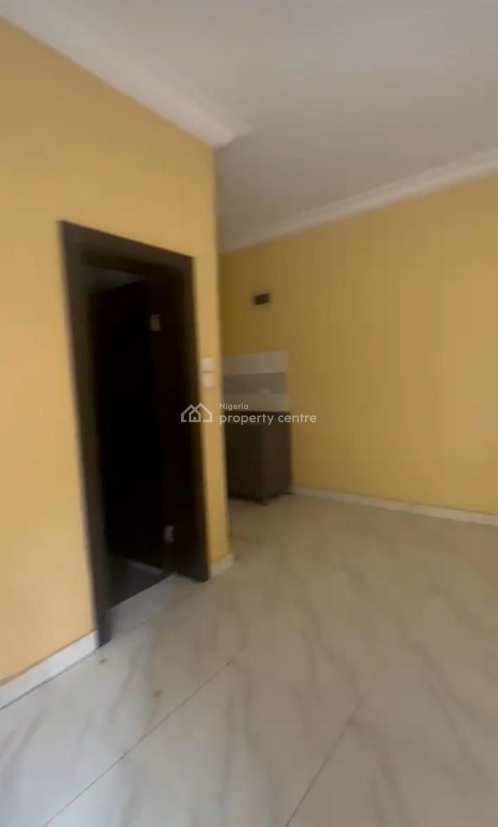 Spacious Downstairs Mini Flat Off Mobile Rd { Video}, Maroko Off Mobile Road, Ilaje, Ajah, Lagos, Mini Flat (room and Parlour) for Rent