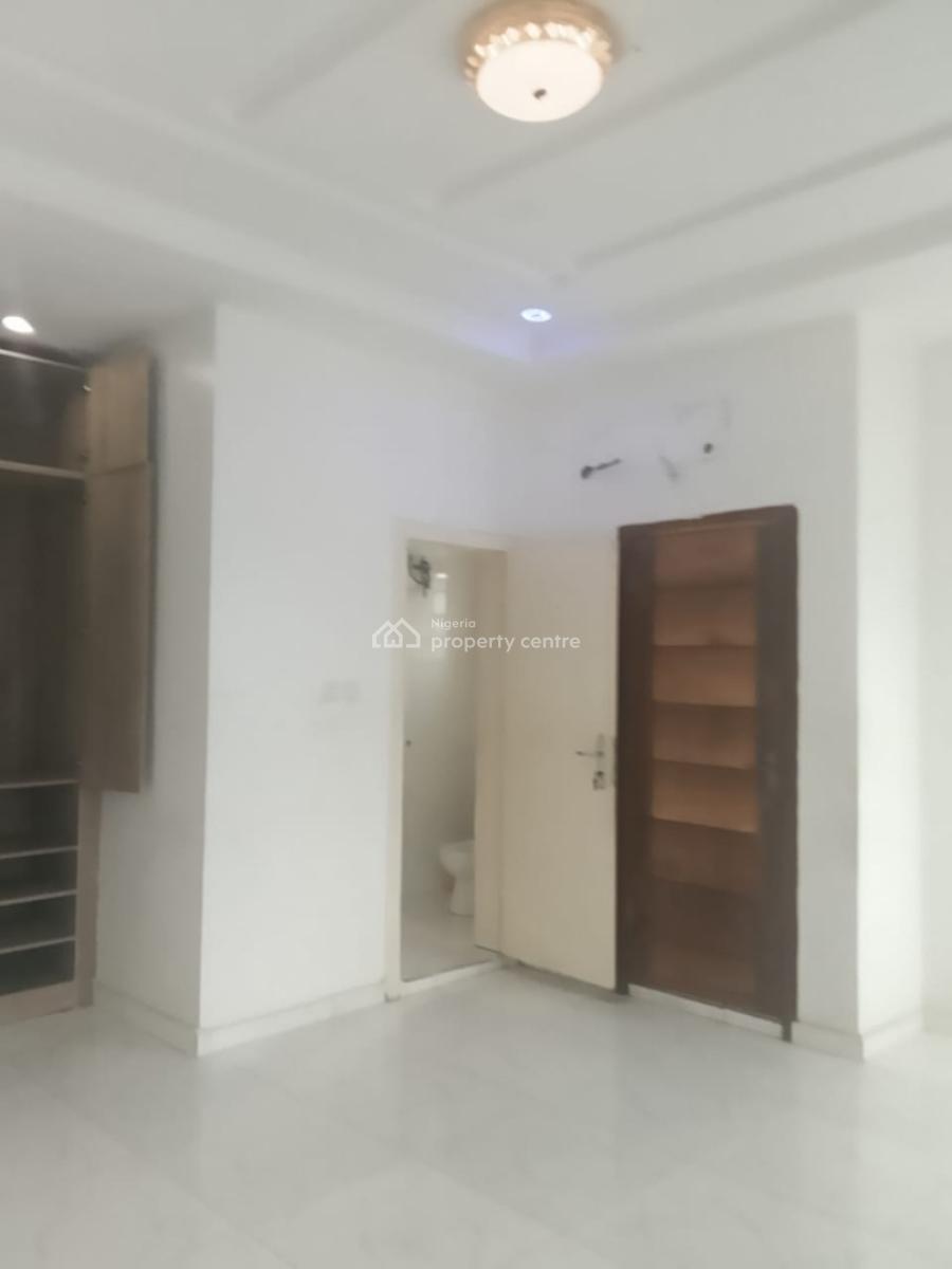 *  Neat  2bedroom Flat Up in a Secured Estate at Chevron Drive, Lekki, Lagos, Flat / Apartment for Rent