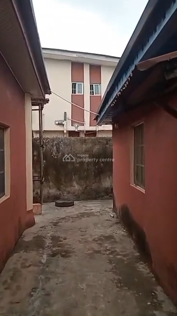 Solidly Built Bungalow with Vacant Possession, Abule Egba, Agege, Lagos, Detached Bungalow for Sale