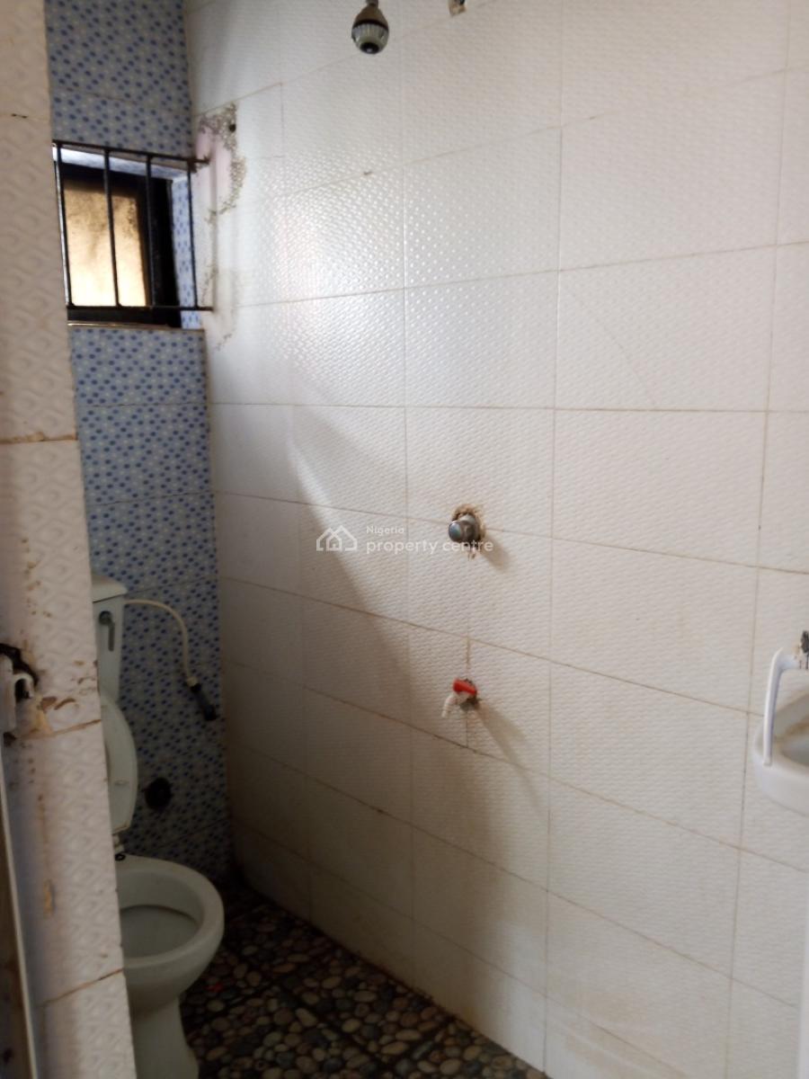 Clean 2 Bedroom, Hotel Bus Stop Bucknor Estate Jakande Axis., Isolo, Lagos, Flat / Apartment for Rent