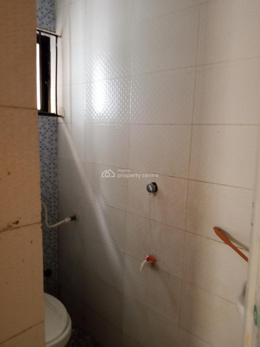 Clean 2 Bedroom, Hotel Bus Stop Bucknor Estate Jakande Axis., Isolo, Lagos, Flat / Apartment for Rent
