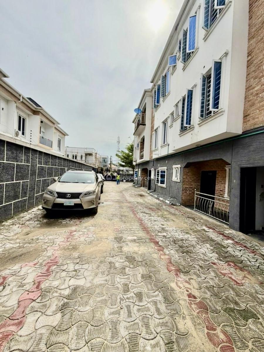 Spacious Upstairs in Secured Estate, Lcc, Lekki, Lagos, Flat / Apartment for Rent