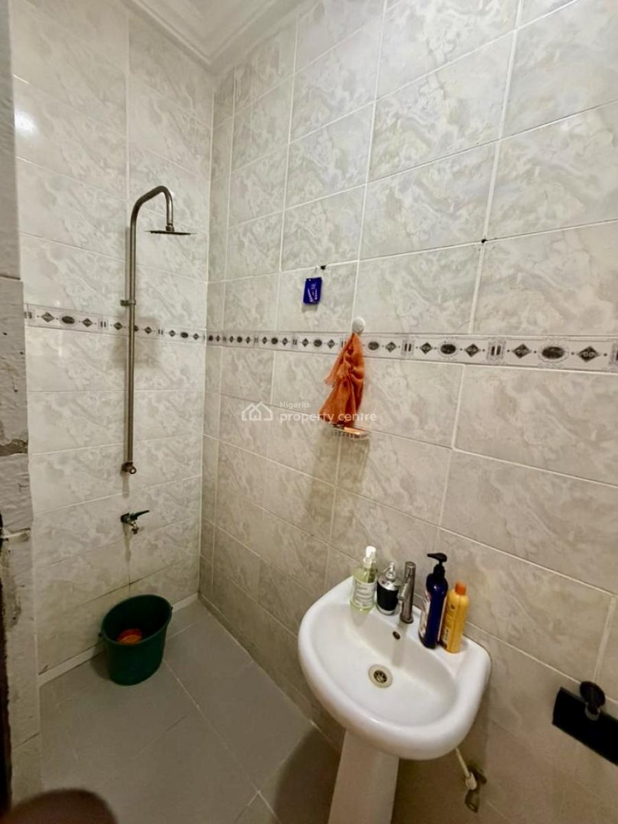 Spacious Upstairs in Secured Estate, Lcc, Lekki, Lagos, Flat / Apartment for Rent