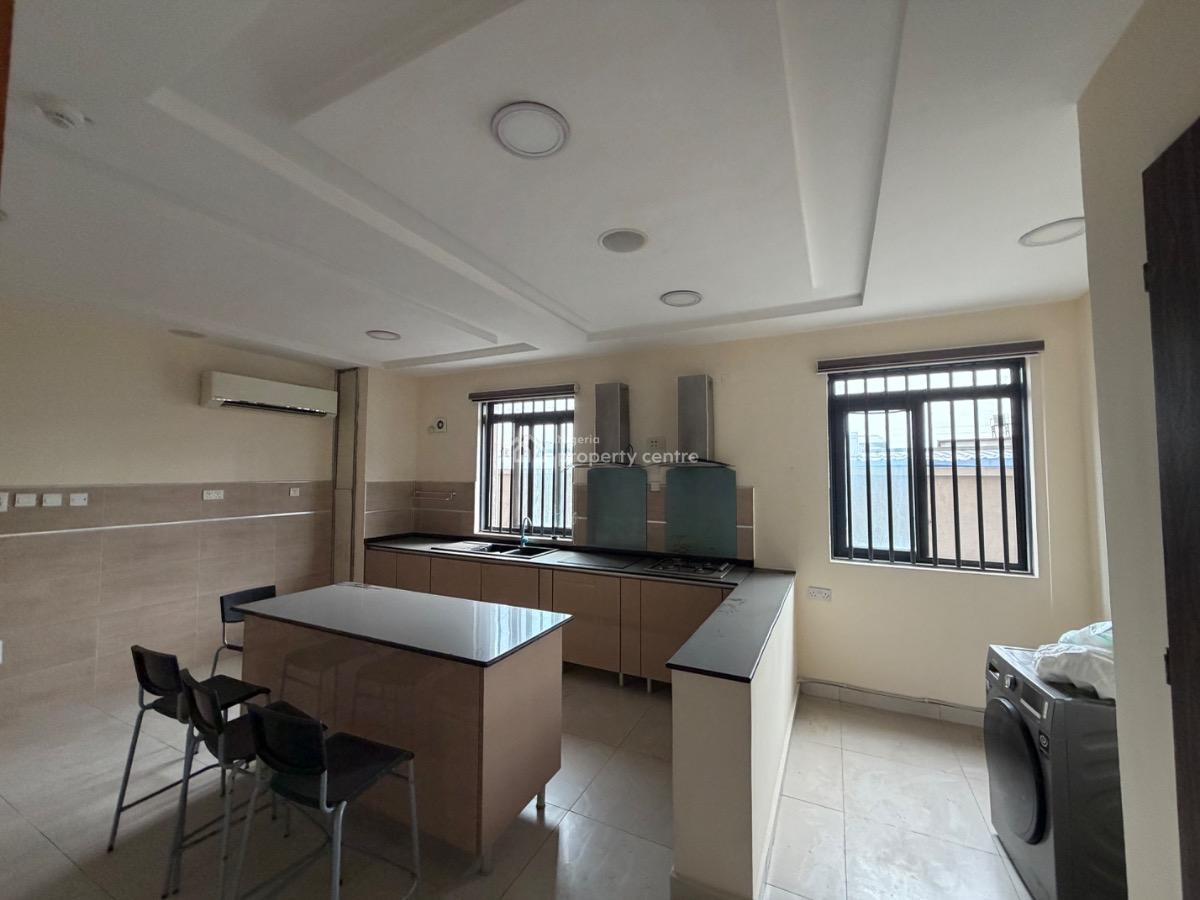3bedrooms Flat with Bq Pool and Gym, Lekki Phase1, Lekki Phase 1, Lekki, Lagos, Flat / Apartment for Rent