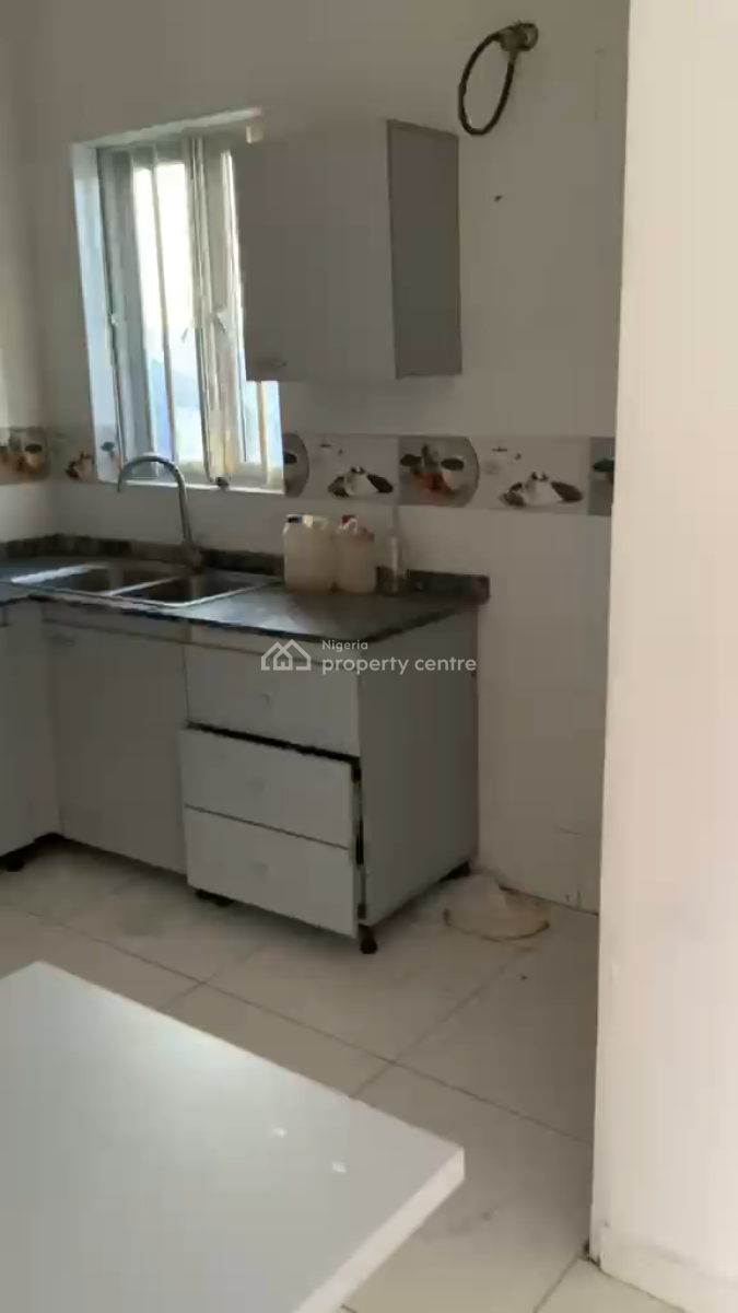 Spacious 2 Bedroom Upstairs, Coded Estate in Chevron Lagos, Lekki, Lagos, Flat / Apartment for Rent