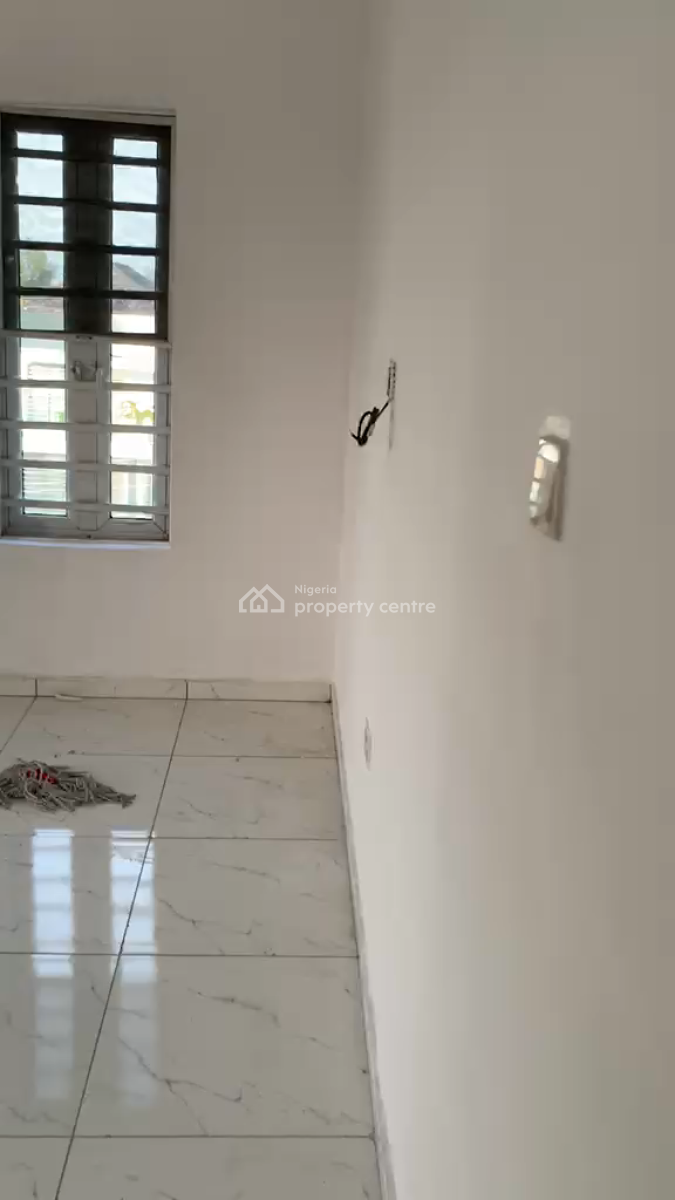 Spacious 2 Bedroom Upstairs, Coded Estate in Chevron Lagos, Lekki, Lagos, Flat / Apartment for Rent