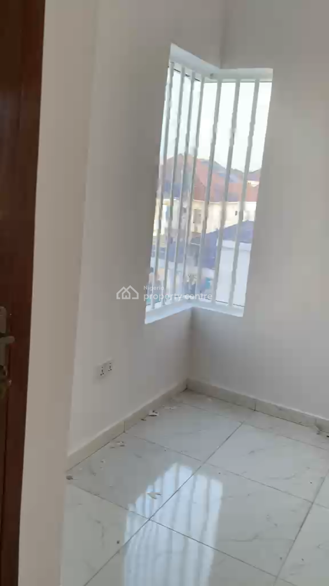 Spacious 2 Bedroom Upstairs, Coded Estate in Chevron Lagos, Lekki, Lagos, Flat / Apartment for Rent