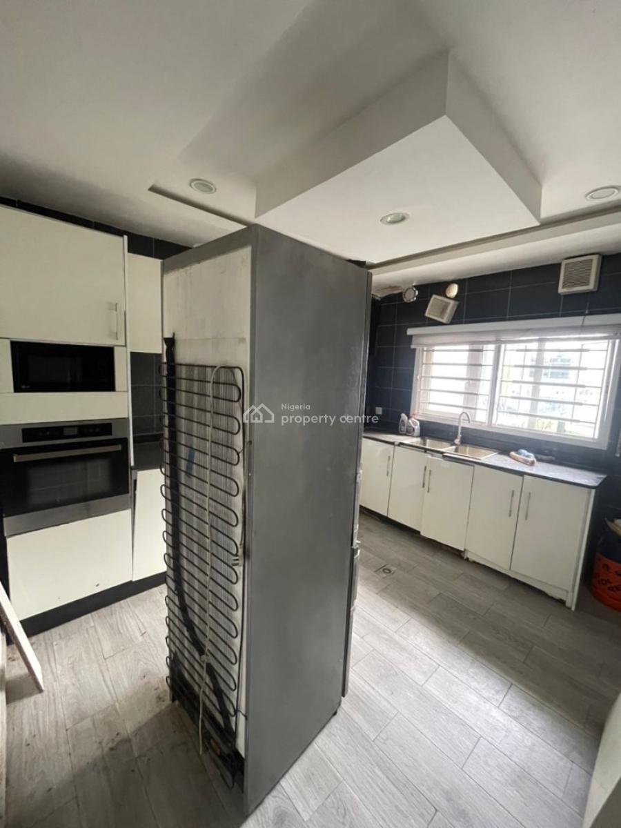 Spacious Room in a 3-bedroom Apartment, Ologolo, Lekki, Lagos, Flat / Apartment for Rent