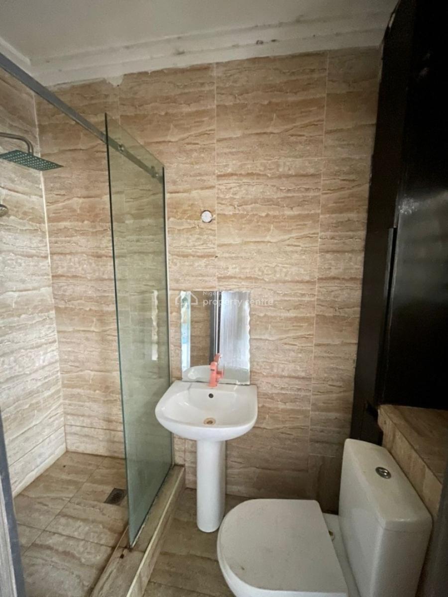 Spacious Room in a 3-bedroom Apartment, Ologolo, Lekki, Lagos, Flat / Apartment for Rent