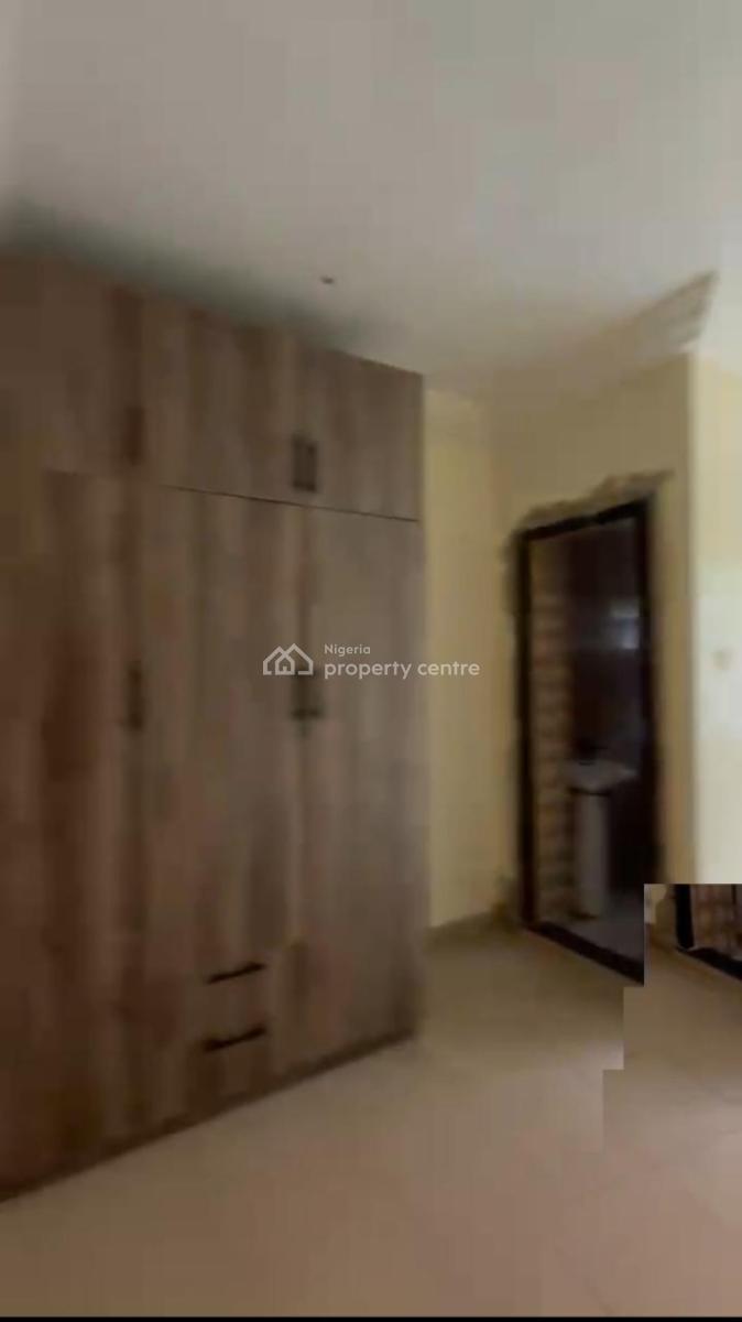 Lovely 3bedroom Flat, Olojudo Street Off Obalodu Via Adeshina Ijesha, Surulere, Lagos, Flat / Apartment for Rent