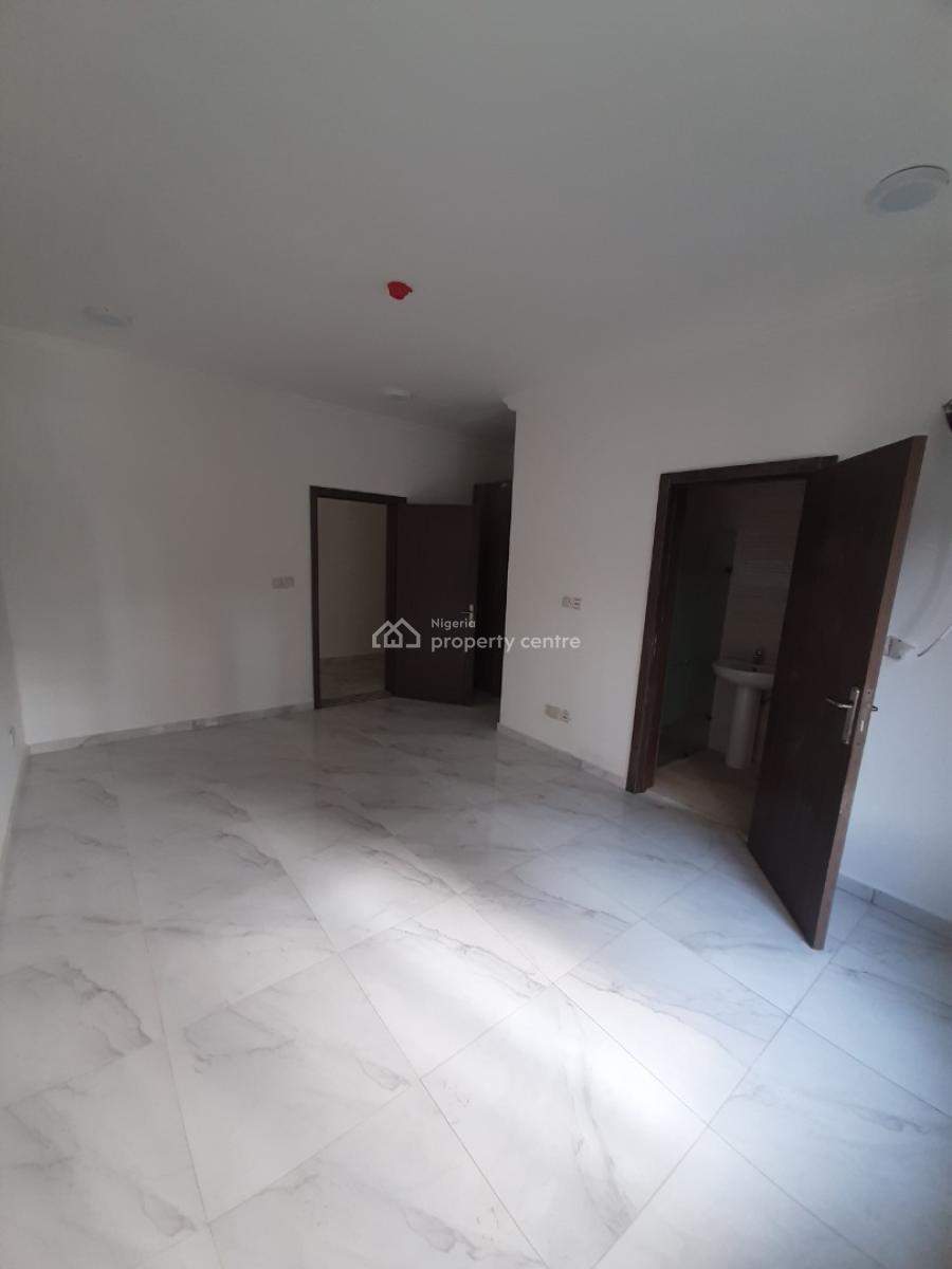 Serviced with 24/7 Power Supply 3 Bedroom En-suite Flat with an Enclos, Victoria Island (vi), Lagos, Flat / Apartment for Rent