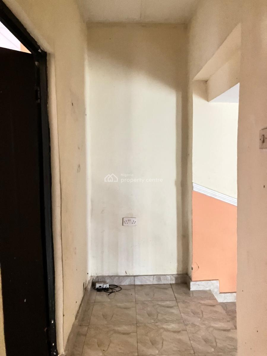 Clean 2 Bedroom Upstairs Flat All Room Ensuite with Visitors Toilet, Nice Secured Area Olusosun Oregun Ikeja, Oregun, Ikeja, Lagos, Flat / Apartment for Rent