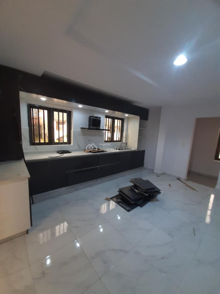 3 Bedroom En-suite Maisonette with an Enclosed Fitted Kitchen, Cooker,, Lekki Phase 1, Lekki, Lagos, Flat / Apartment for Rent
