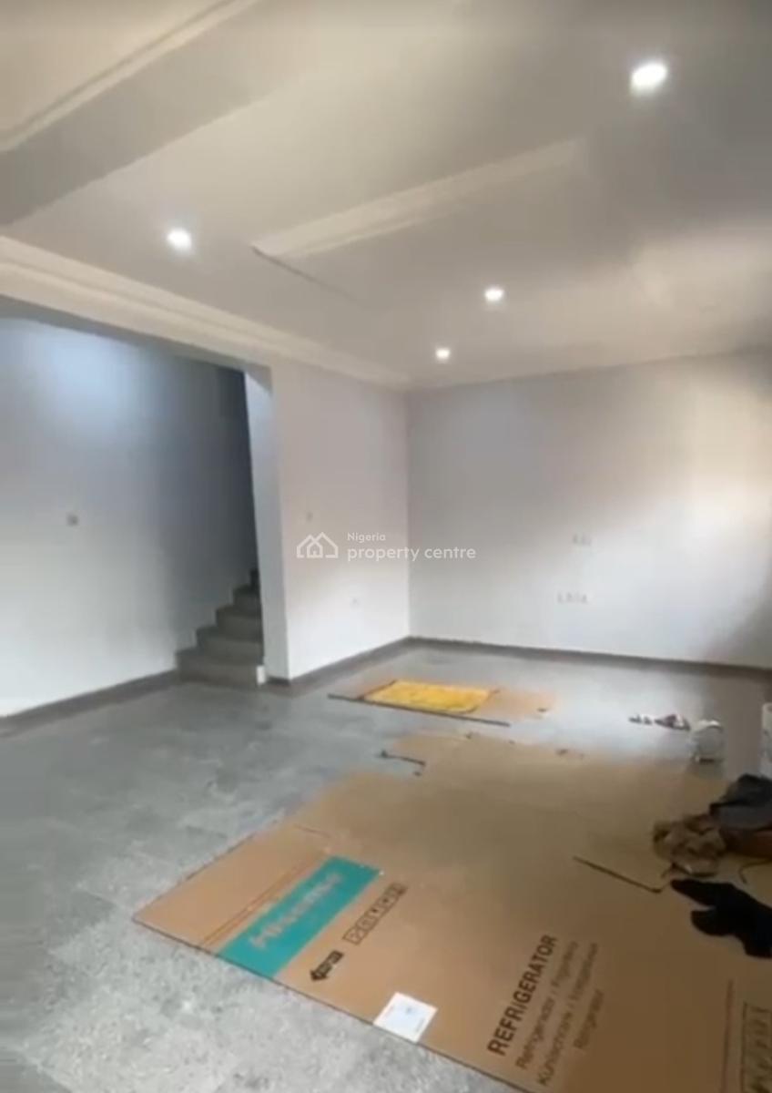 Self-serviced and Self-compound 4 Bedroom En-suite Renovated Semi-deta, Lekki Phase 1, Lekki, Lagos, Semi-detached Duplex for Rent