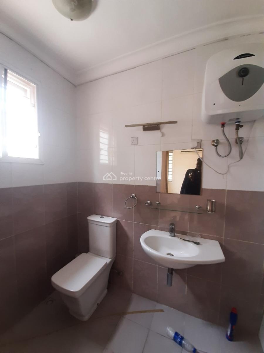 Serviced 3 Bedroom En-suite Flat, Lekki Phase 1, Lekki, Lagos, Flat / Apartment for Rent