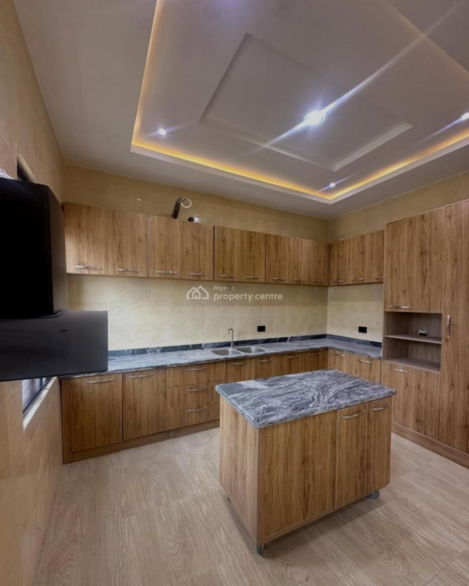 Spacious 5 Bedrooms Penthouse  with Bq, Lekki Phase 1, Lekki, Lagos, Flat / Apartment for Rent