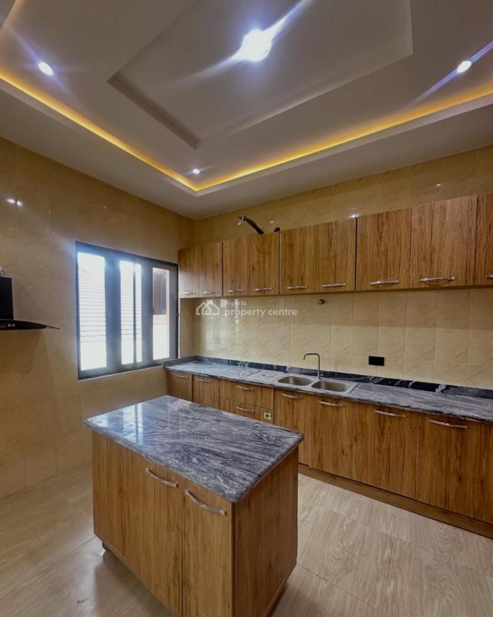 Spacious 5 Bedrooms Penthouse  with Bq, Lekki Phase 1, Lekki, Lagos, Flat / Apartment for Rent