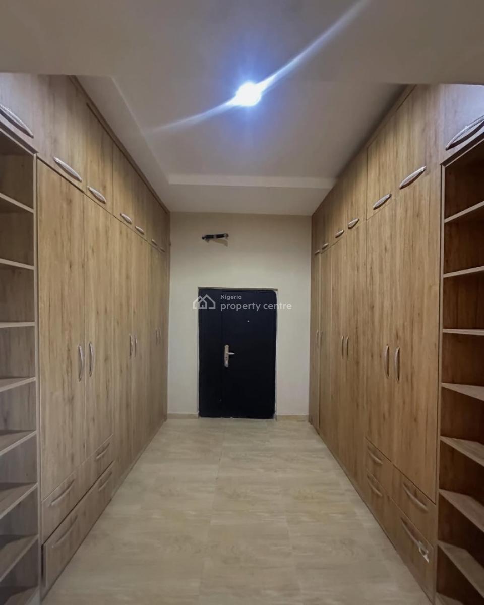 Spacious 5 Bedrooms Penthouse  with Bq, Lekki Phase 1, Lekki, Lagos, Flat / Apartment for Rent