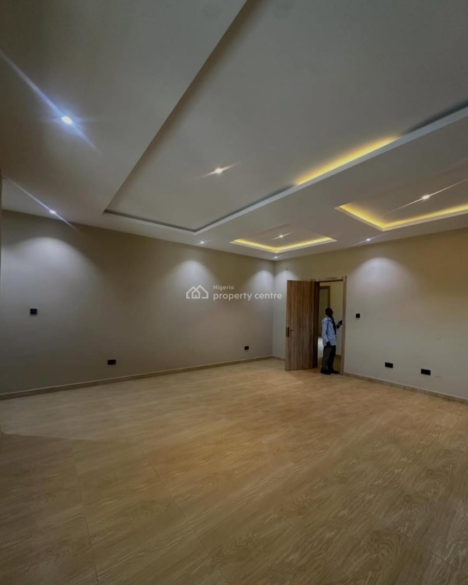 Spacious 5 Bedrooms Penthouse  with Bq, Lekki Phase 1, Lekki, Lagos, Flat / Apartment for Rent