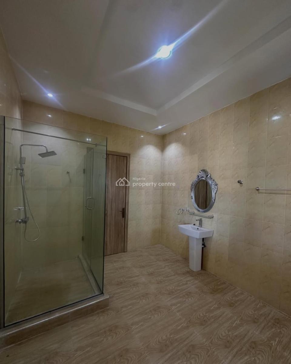 Spacious 5 Bedrooms Penthouse  with Bq, Lekki Phase 1, Lekki, Lagos, Flat / Apartment for Rent