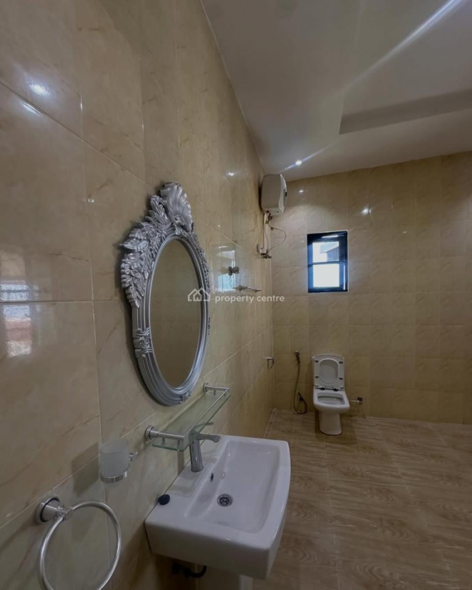 Spacious 5 Bedrooms Penthouse  with Bq, Lekki Phase 1, Lekki, Lagos, Flat / Apartment for Rent
