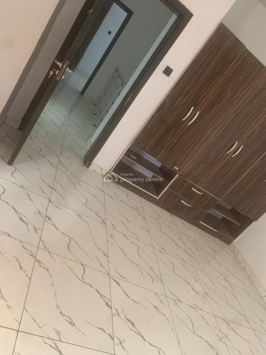 Spacious Master Bedroom, Chevron, Lekki, Lagos, Flat / Apartment for Rent
