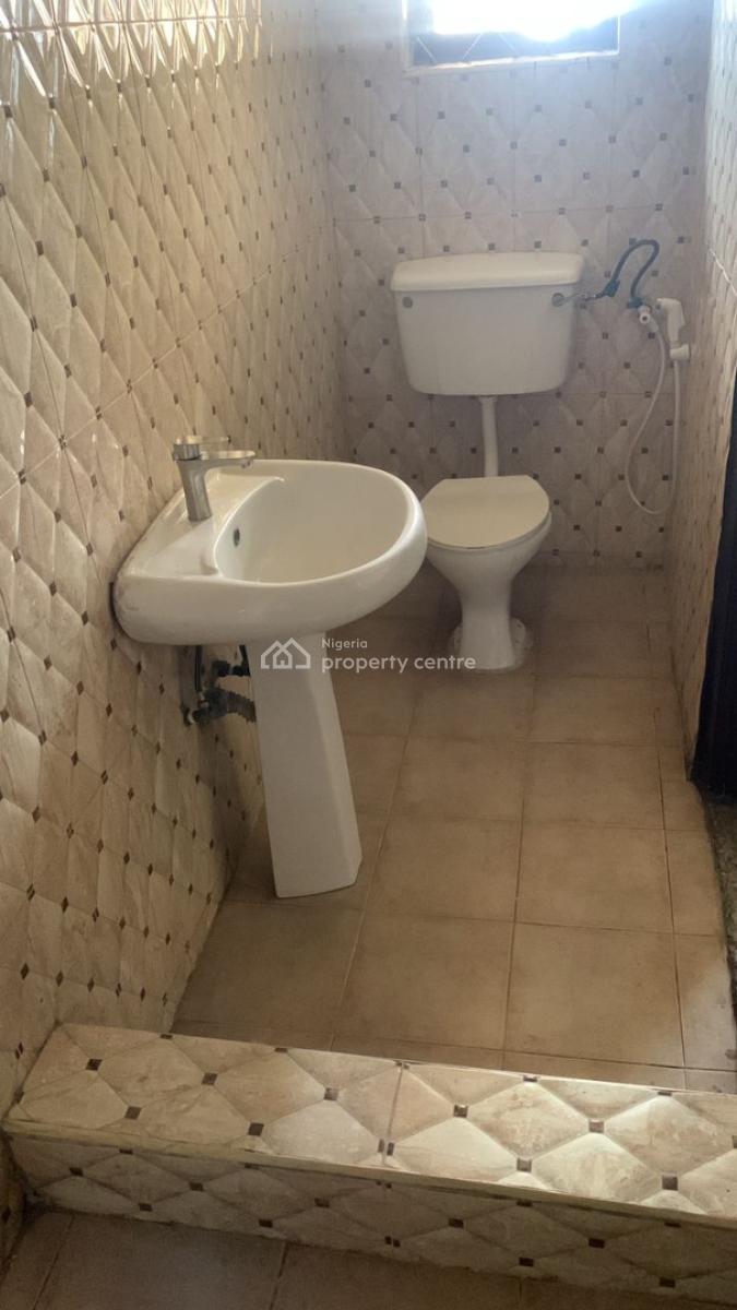 Well Maintained 3 Bedroom Upper Floor Flat, Sabo, Yaba, Lagos, Flat / Apartment for Rent