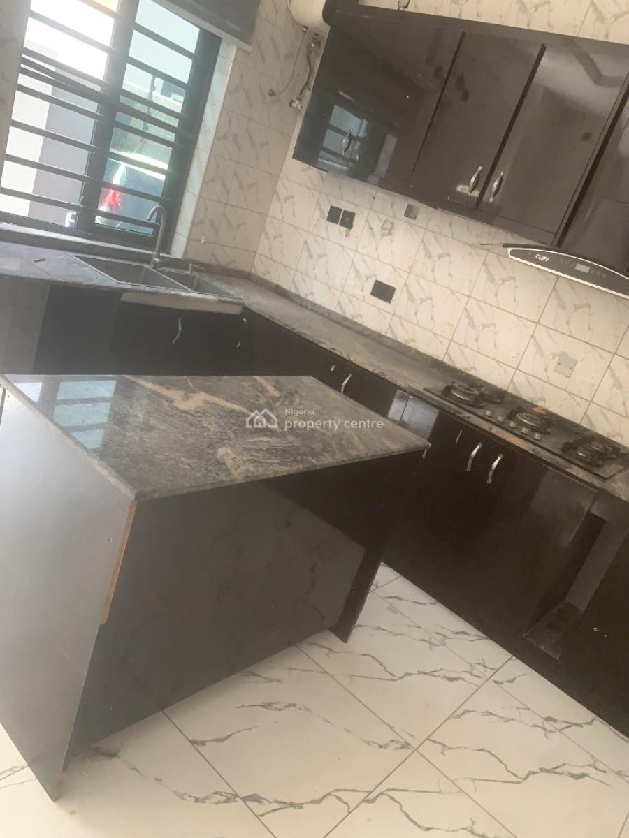 Spacious Master Bedroom, Chevron, Lekki Phase 1, Lekki, Lagos, Flat / Apartment for Rent