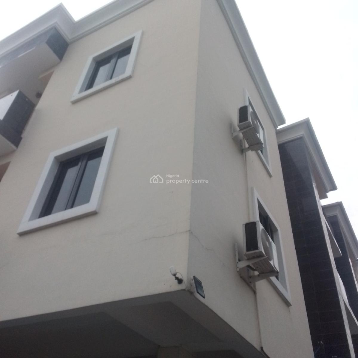 Relatively and Spacious 3 Bedrooms, Anthony, Maryland, Lagos, Flat / Apartment for Rent