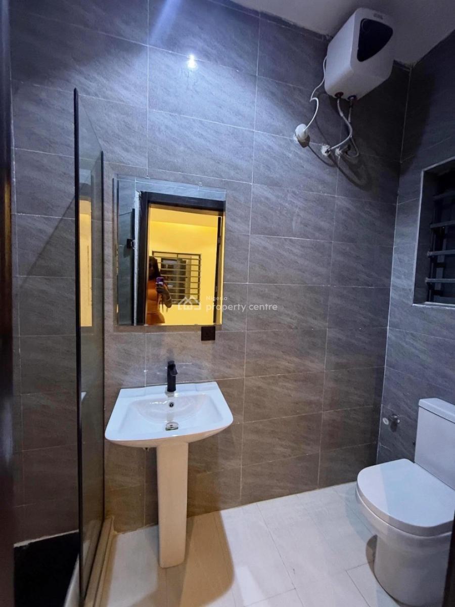 Spaciously Built 3 Bedroom Apartment with Bq, Lekki Phase 1, Lekki Phase 1, Lekki, Lagos, Block of Flats for Sale