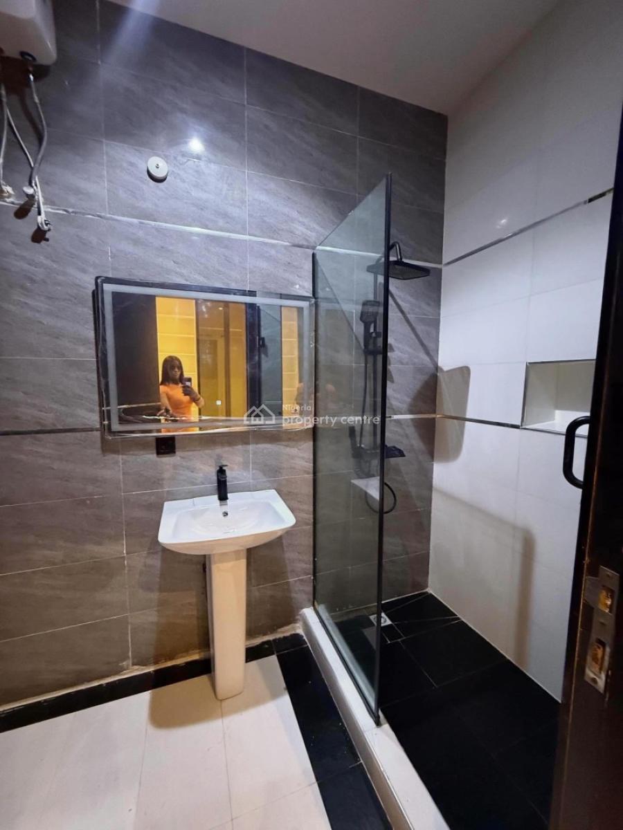 Spaciously Built 3 Bedroom Apartment with Bq, Lekki Phase 1, Lekki Phase 1, Lekki, Lagos, Block of Flats for Sale