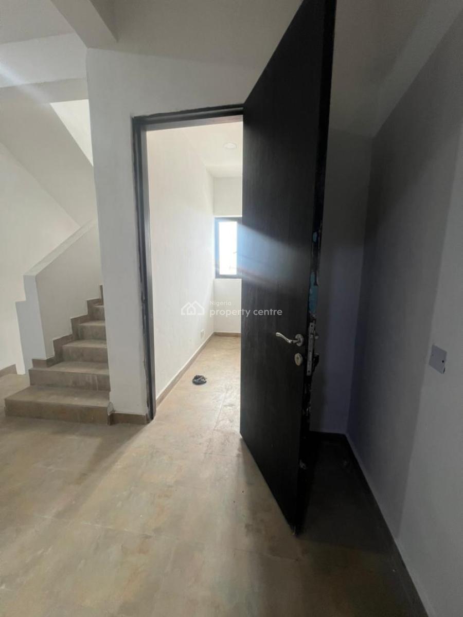 Exclusive 2 Bedroom Apartment with Bq, Pool, Gym, Central Gas, Lekki Phase 1 Admiralty, Lekki, Lagos, Flat / Apartment for Rent
