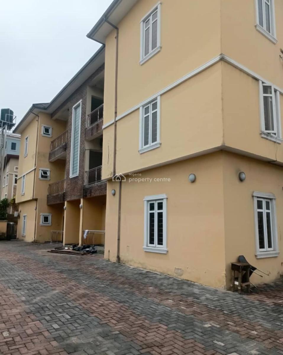 Lovely Spacious 2 Bedroom Apartment  in a Secure Estate, Lekki Phase 1, Lekki, Lagos, Flat / Apartment for Rent