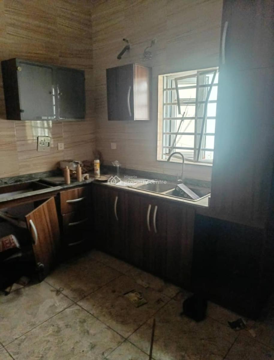 Lovely Spacious 2 Bedroom Apartment  in a Secure Estate, Lekki Phase 1, Lekki, Lagos, Flat / Apartment for Rent